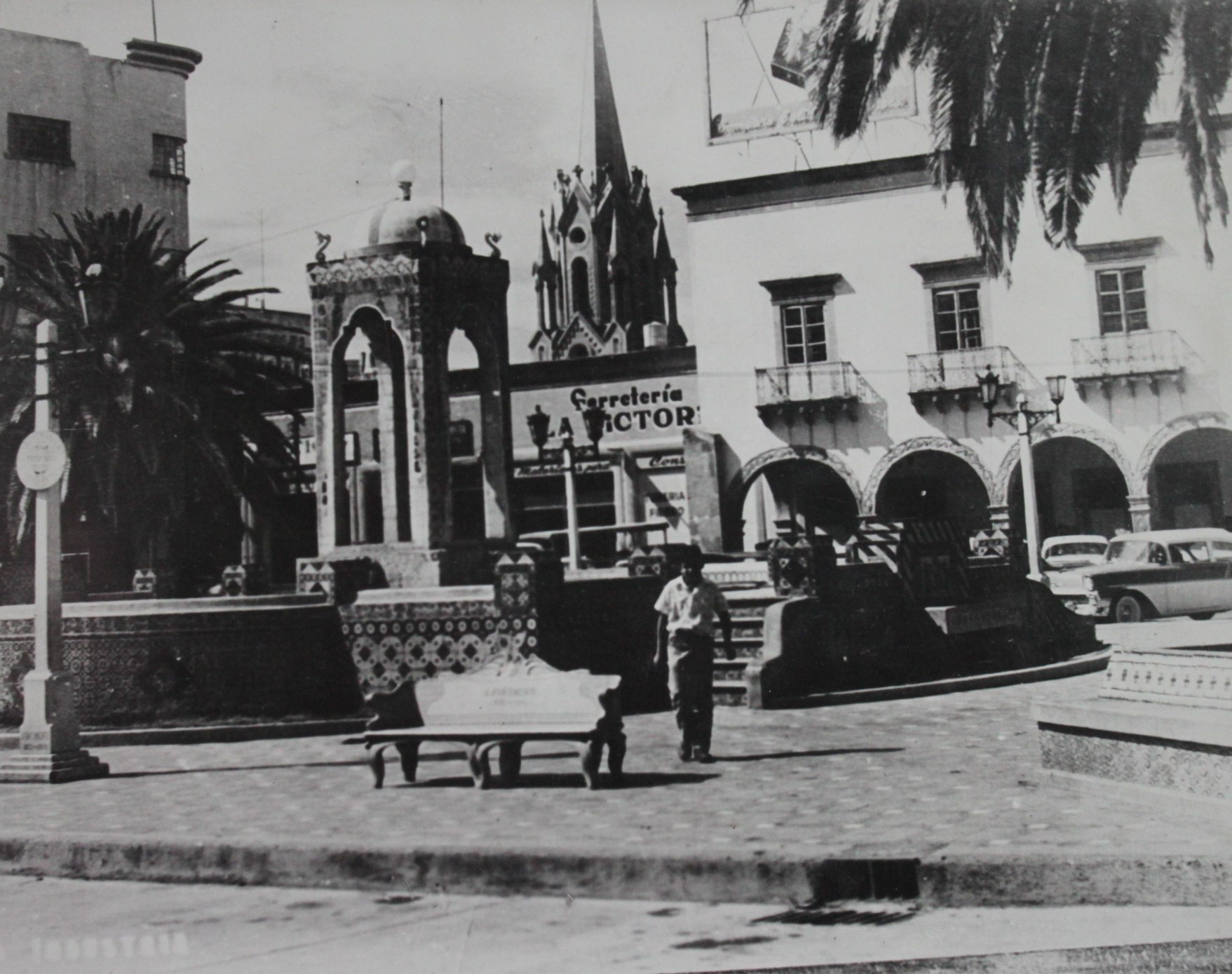 La Fuente Morisca ubicada anteriormente en la hoy Plaza Fundadores. 1960. Créditos al autor. Acervo AHML.