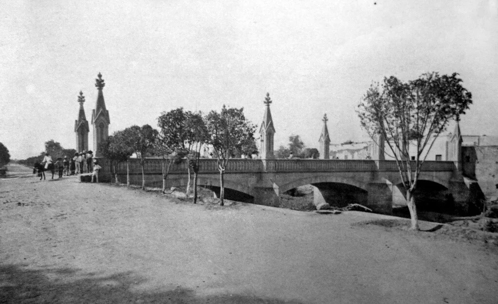 Puente original del Coecillo o Barón durante 1908. Créditos al autor. Acervo AHML.